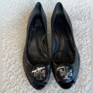 Tory Burch Sally 2 Black Leather Peep Toe Flats Logo Medallion Size 9.5